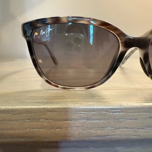Maui Jim Honi Grey Tortoise Stripe Polarized Sunglasses - Picture 4 of 9